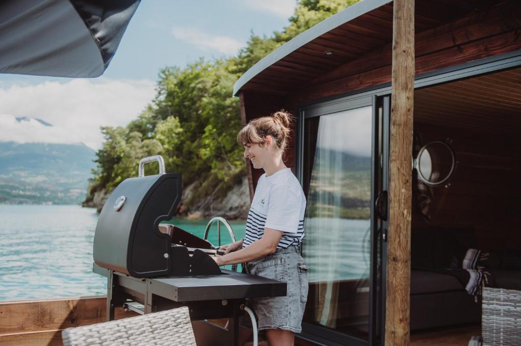 Photo de la galerie de l'établissement Les Toues Cabanées du lac, à Le Sauze-du-Lac