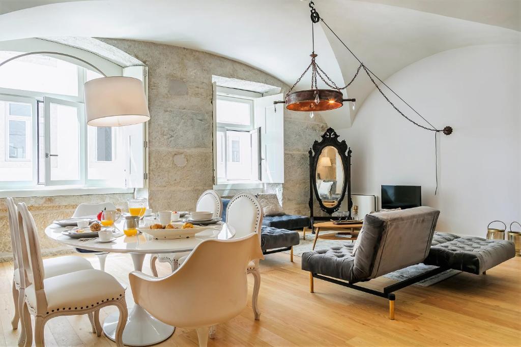 uma sala de estar com mesa e cadeiras em Almaria - Da Corte Apartments | Chiado em Lisboa