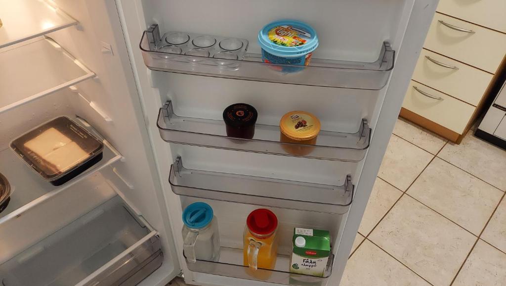 Joan's airport apartment - 11