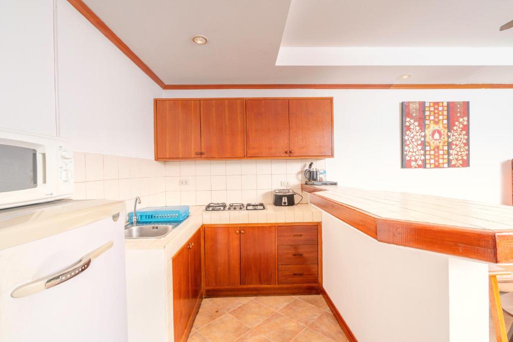 Kuchyň nebo kuchyňský kout v ubytování Sai Rougn Residence - SHA Extra Plus