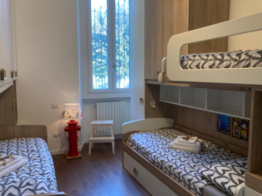 - une petite chambre avec 2 lits superposés et une bouche de feu dans l'établissement White flat Puglie, à Milan