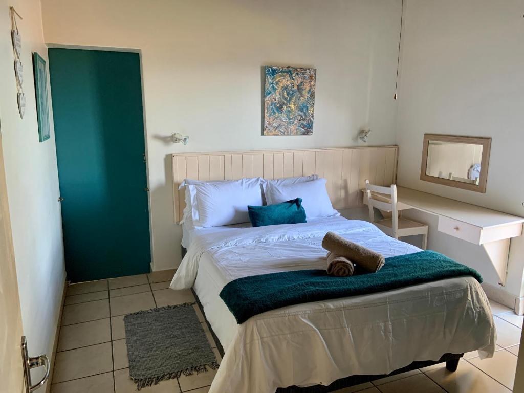 sypialnia z łóżkiem z ręcznikiem w obiekcie Seaview on Shelly w mieście Margate