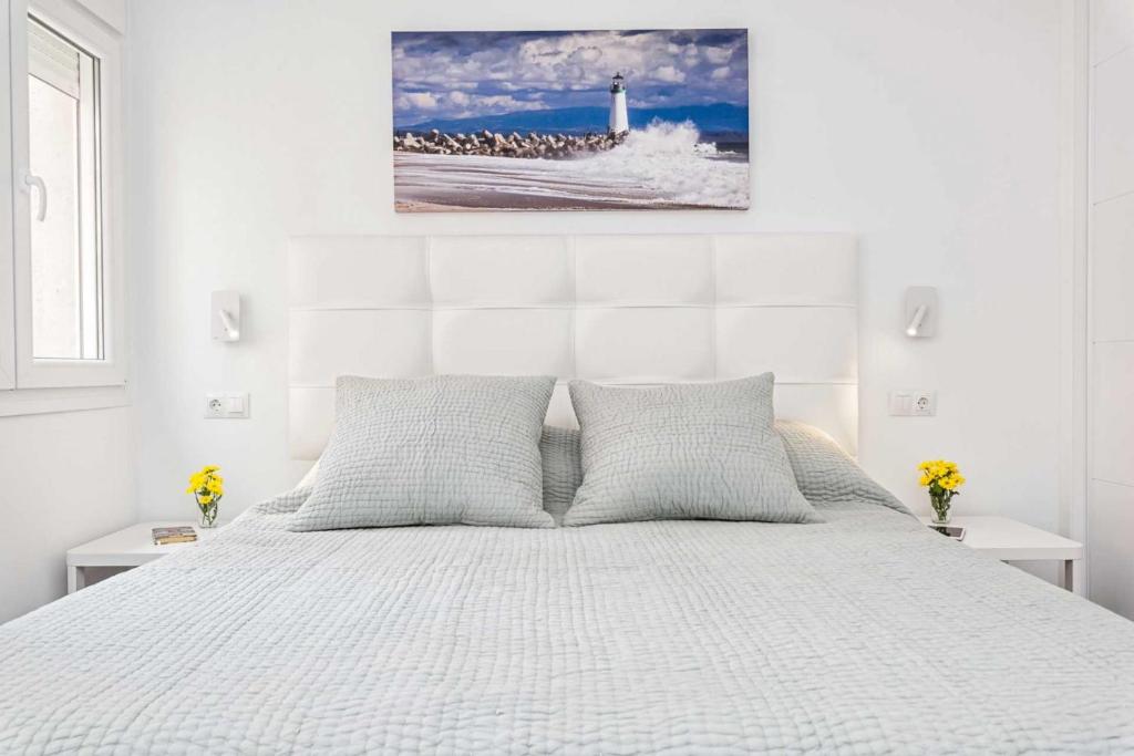 Posteľ alebo postele v izbe v ubytovaní Malagueta Apartment in Malaga by Solaga Holiday Homes