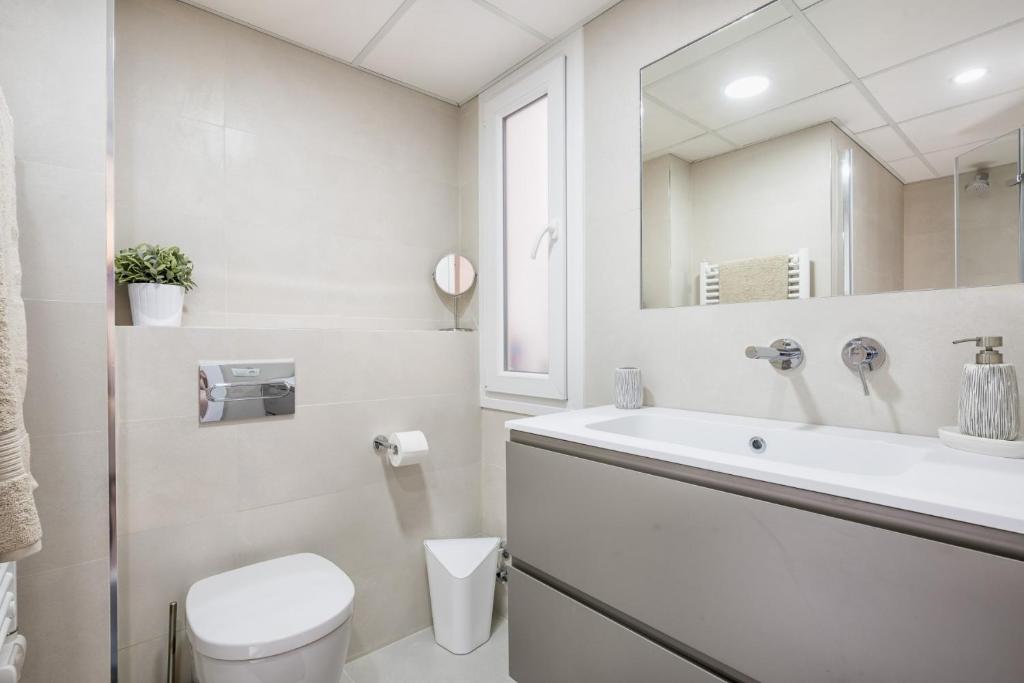 Kúpeľňa v ubytovaní Malagueta Apartment in Malaga by Solaga Holiday Homes