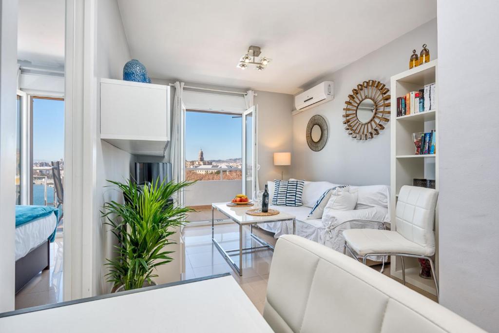 Posedenie v ubytovaní Susana Beach Apartment in Malaga by Solaga Holiday Homes