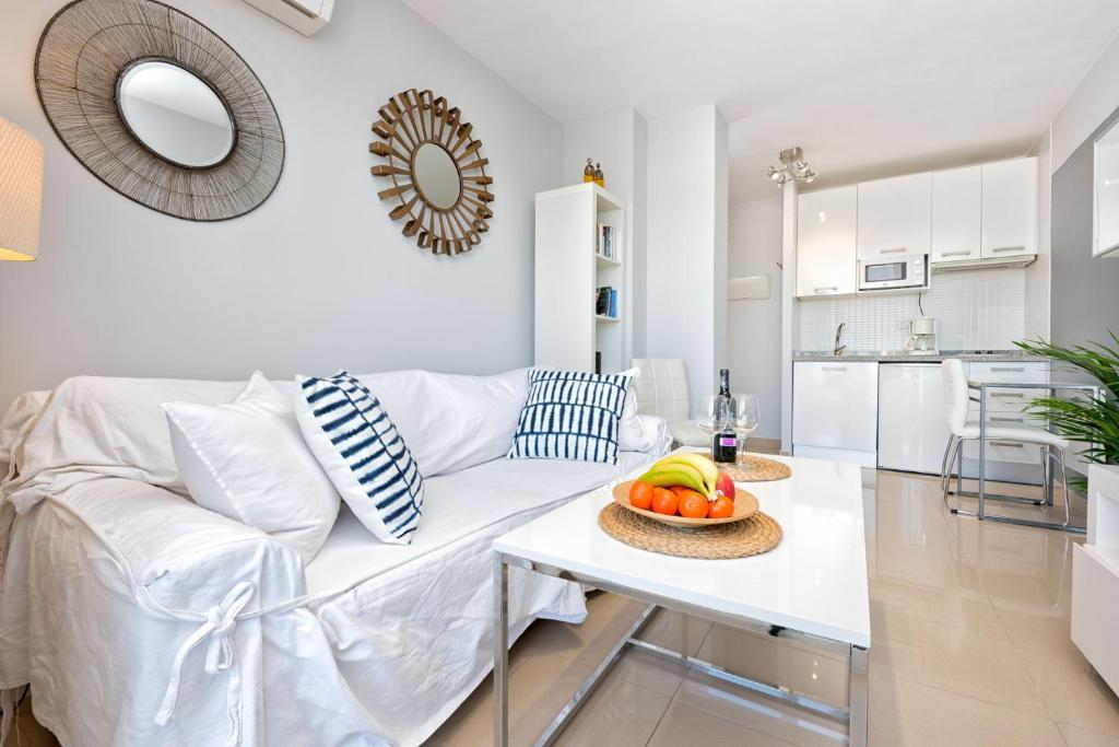 Kuchyňa alebo kuchynka v ubytovaní Susana Beach Apartment in Malaga by Solaga Holiday Homes