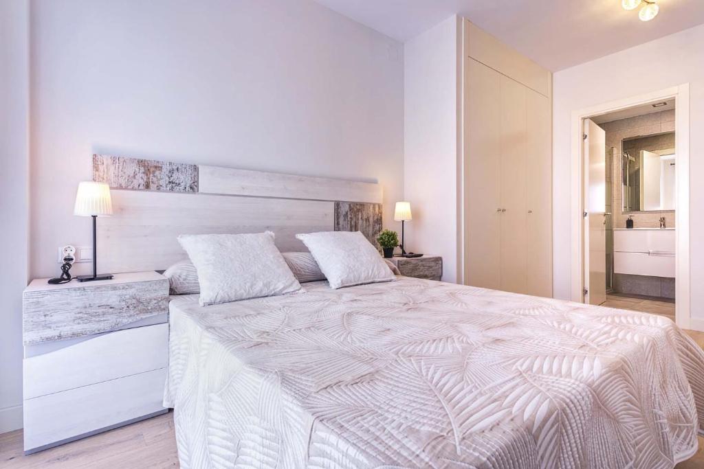 Posteľ alebo postele v izbe v ubytovaní Pacifico Beach Apartment in Malaga by Solaga Holiday Homes