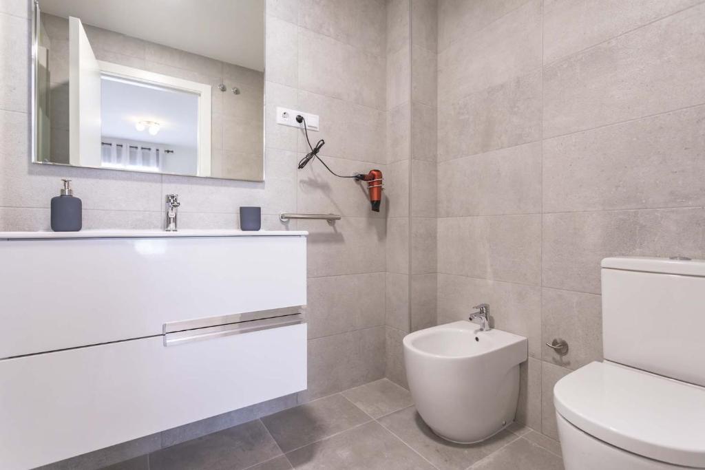 Kúpeľňa v ubytovaní Pacifico Beach Apartment in Malaga by Solaga Holiday Homes