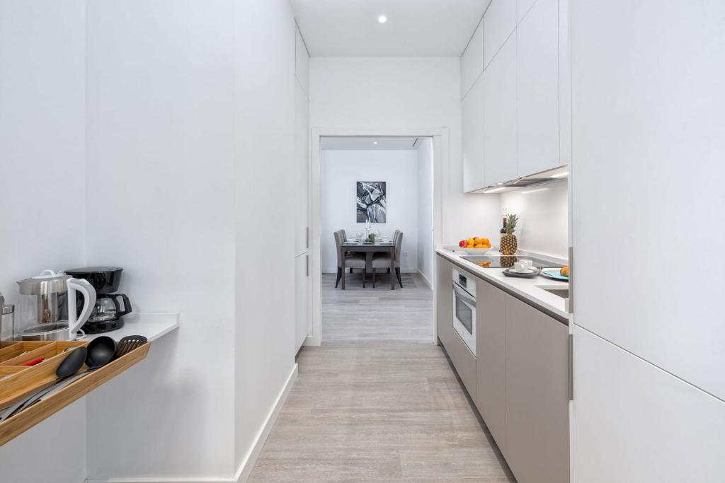Kuchyňa alebo kuchynka v ubytovaní Merced Suites in Malaga by Solaga Holiday Homes