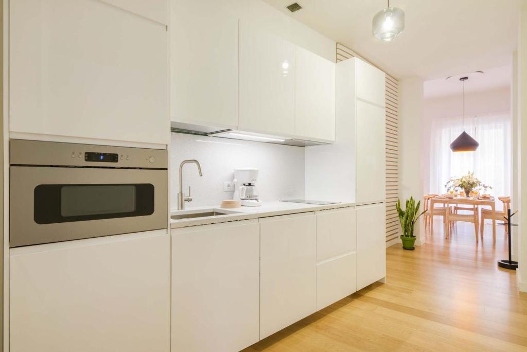 Kuchnia lub aneks kuchenny w obiekcie Larios Suites in Malaga by Solaga Holiday Homes