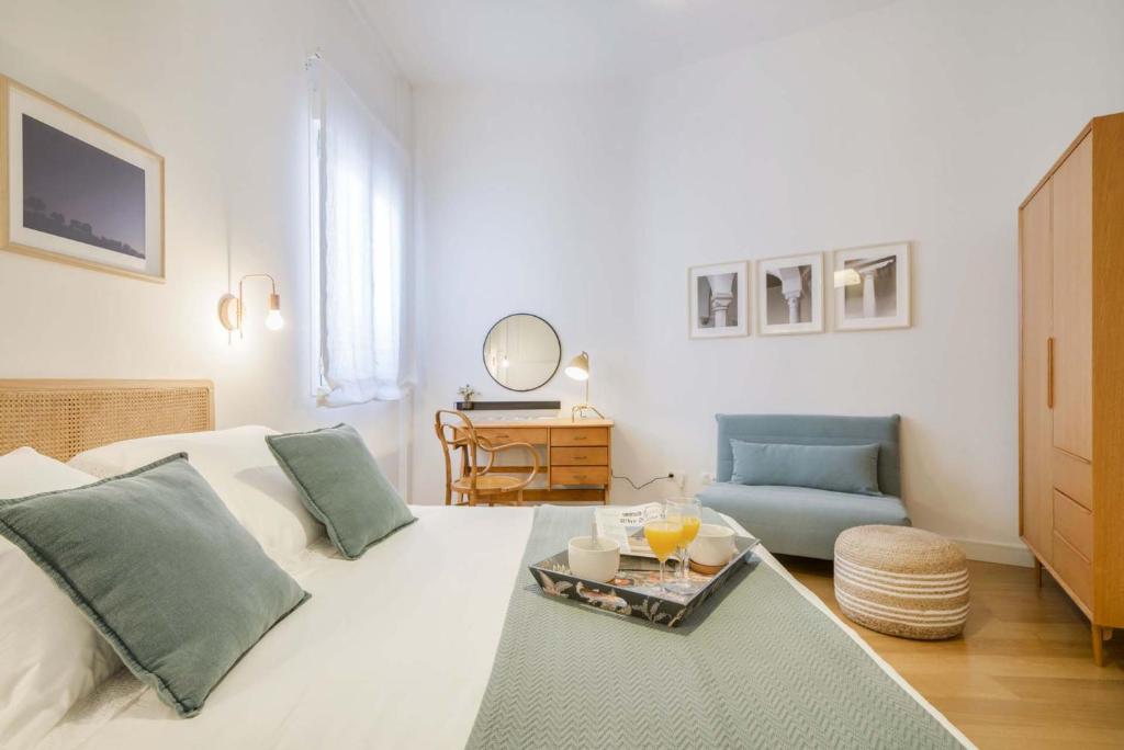 Łóżko lub łóżka w pokoju w obiekcie Larios Suites in Malaga by Solaga Holiday Homes