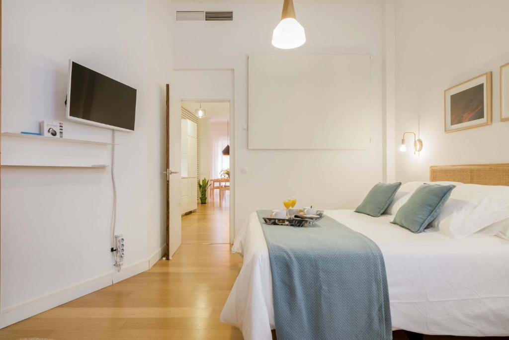 Łóżko lub łóżka w pokoju w obiekcie Larios Suites in Malaga by Solaga Holiday Homes