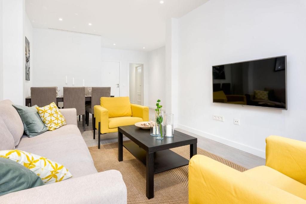 Televízia a/alebo spoločenská miestnosť v ubytovaní Merced Suites in Malaga by Solaga Holiday Homes