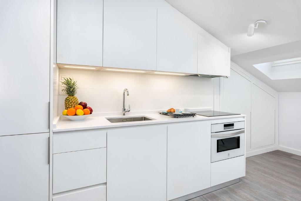Kuchyňa alebo kuchynka v ubytovaní Merced Suites in Malaga by Solaga Holiday Homes