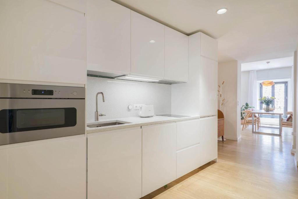 Kuchnia lub aneks kuchenny w obiekcie Larios Suites in Malaga by Solaga Holiday Homes