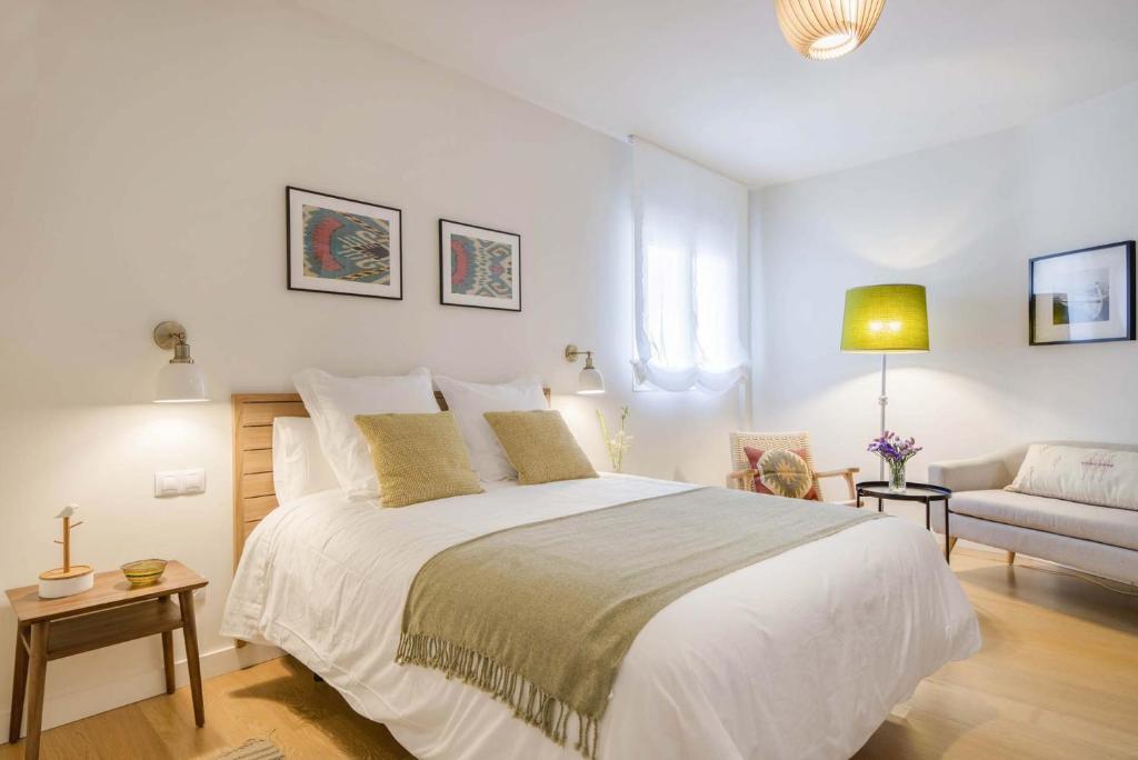 Łóżko lub łóżka w pokoju w obiekcie Larios Suites in Malaga by Solaga Holiday Homes