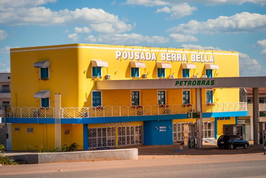 un edificio amarillo con una señal que dice pueblo santa sabina bel en Pousada Serra Bella, en Tianguá