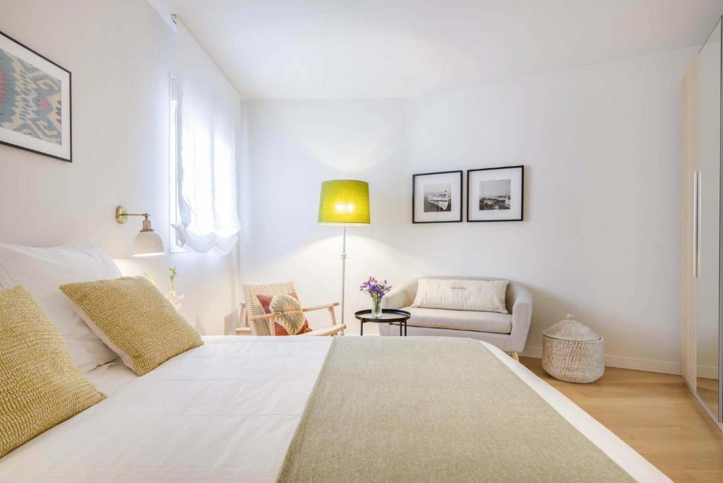 Łóżko lub łóżka w pokoju w obiekcie Larios Suites in Malaga by Solaga Holiday Homes