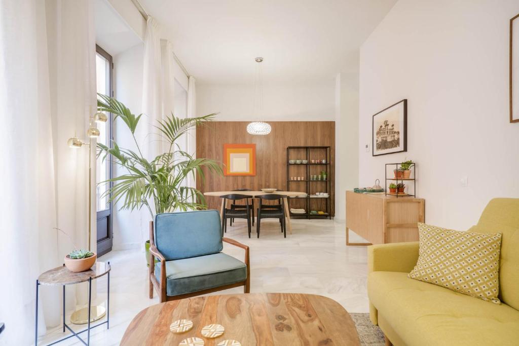 salon z kanapą i stołem w obiekcie Larios Suites in Malaga by Solaga Holiday Homes w Maladze