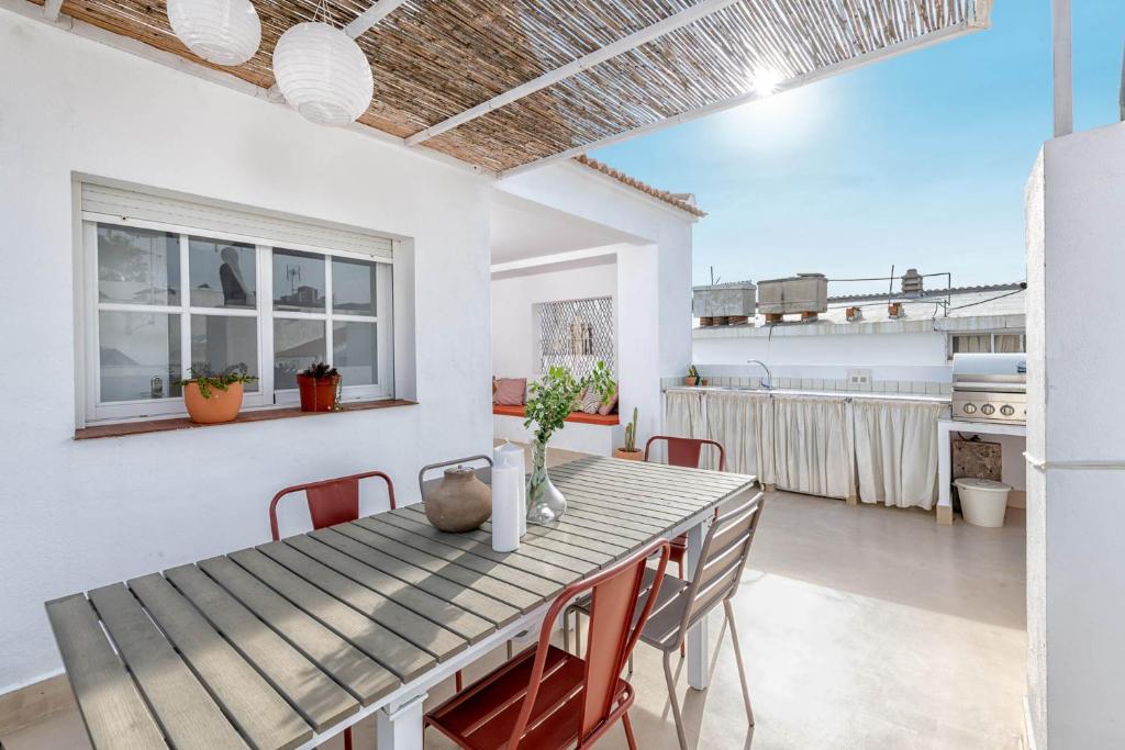 Kuchnia lub aneks kuchenny w obiekcie Chuita Beach House in Malaga by Solaga Holiday Homes