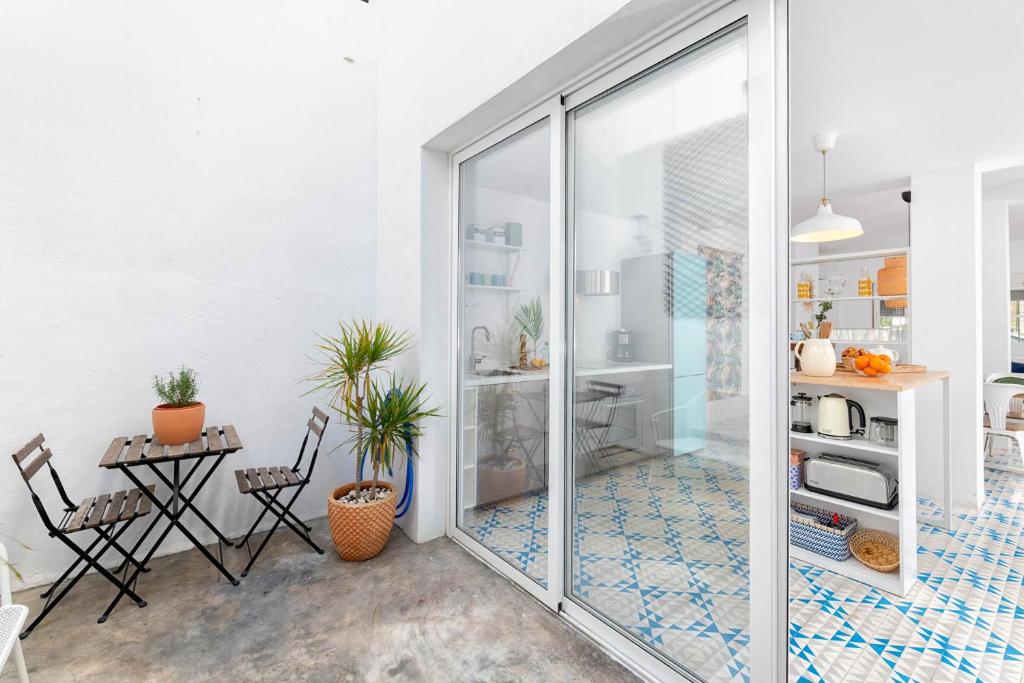 Kuchnia lub aneks kuchenny w obiekcie Chuita Beach House in Malaga by Solaga Holiday Homes