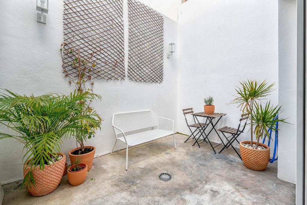 Patio lub wspólna przestrzeń na świeżym powietrzu w obiekcie Chuita Beach House in Malaga by Solaga Holiday Homes