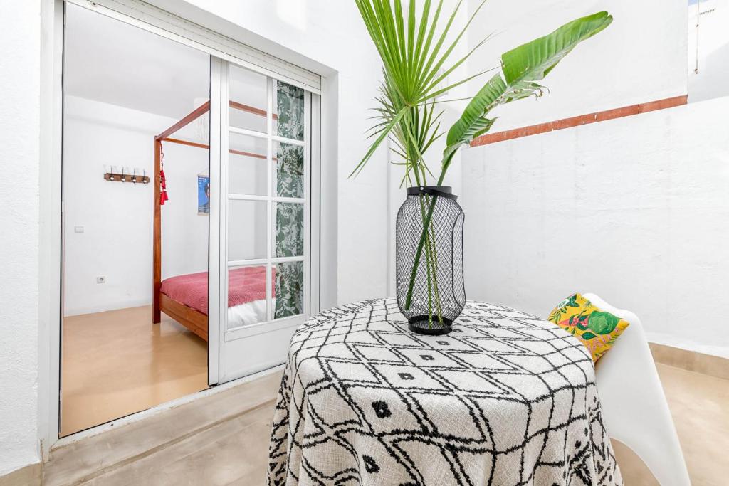 Łóżko lub łóżka w pokoju w obiekcie Chuita Beach House in Malaga by Solaga Holiday Homes