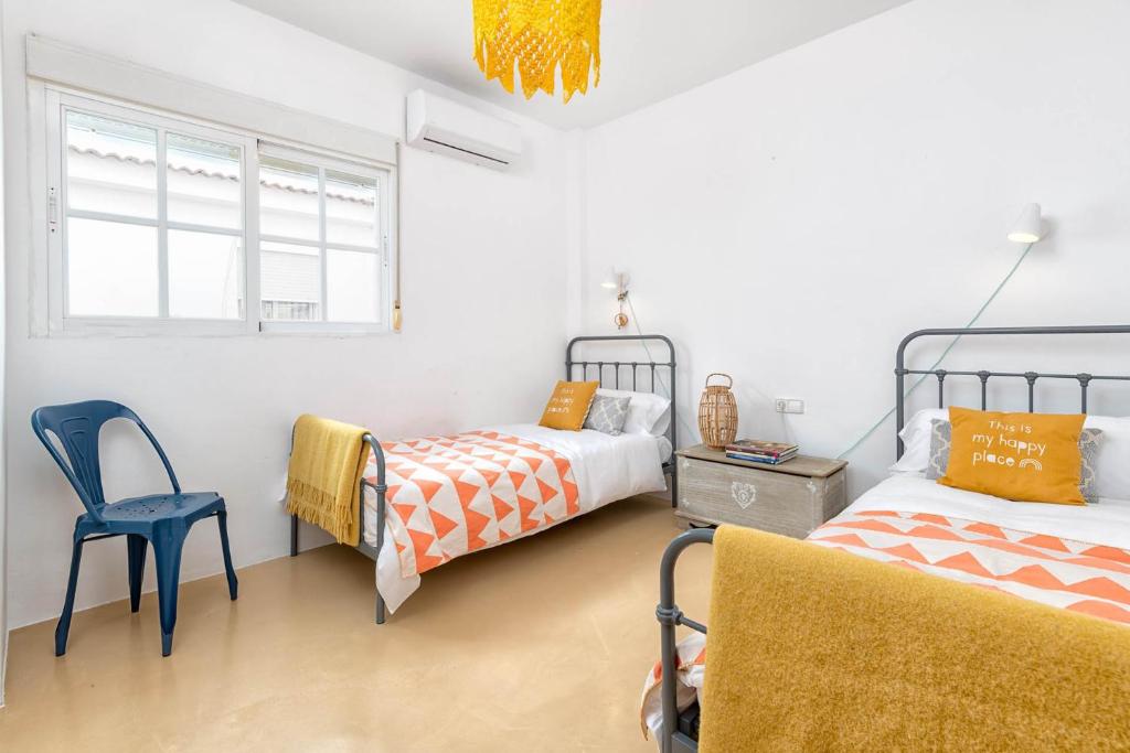 Łóżko lub łóżka w pokoju w obiekcie Chuita Beach House in Malaga by Solaga Holiday Homes