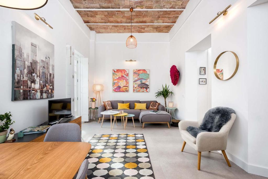 salon z kanapą i stołem w obiekcie Casapalma Apartment in Malaga by Solaga Holiday Homes w Maladze
