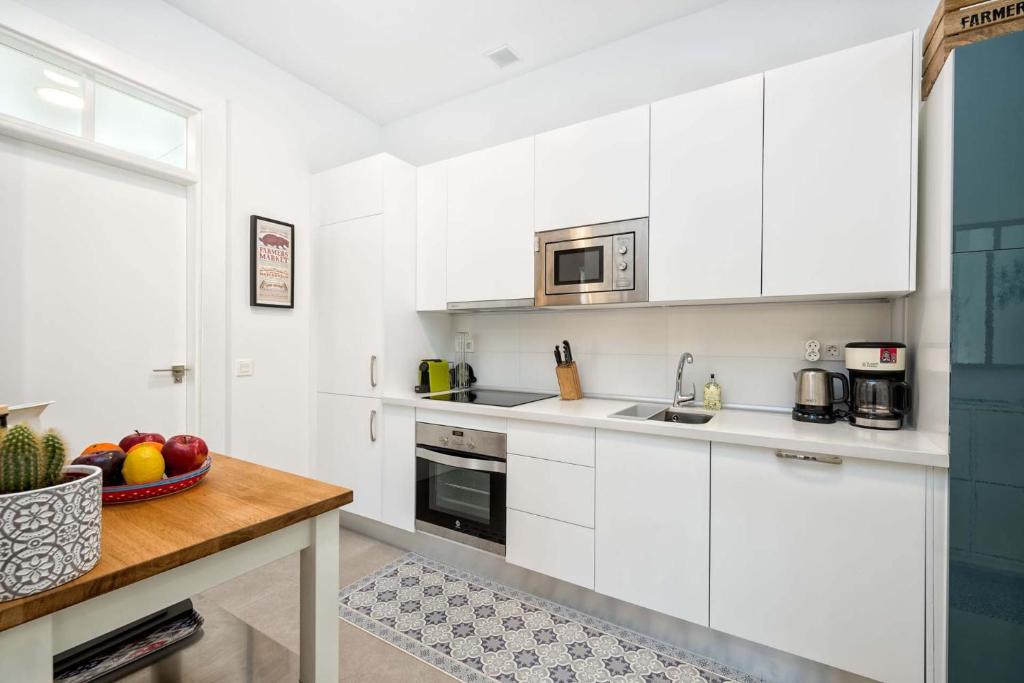 Kuchnia lub aneks kuchenny w obiekcie Casapalma Apartment in Malaga by Solaga Holiday Homes