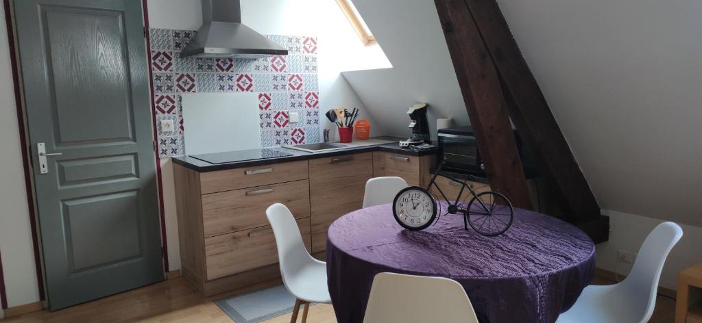 ジアンにあるLe Maréchalのキッチン(紫のテーブル、自転車付)