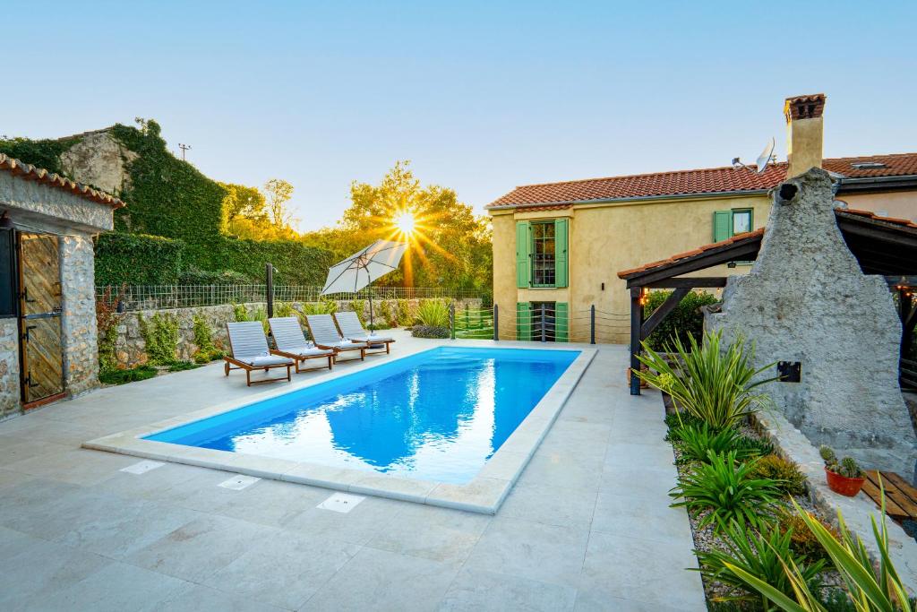 Bazén v ubytování Holiday Home Nika nebo v jeho okolí