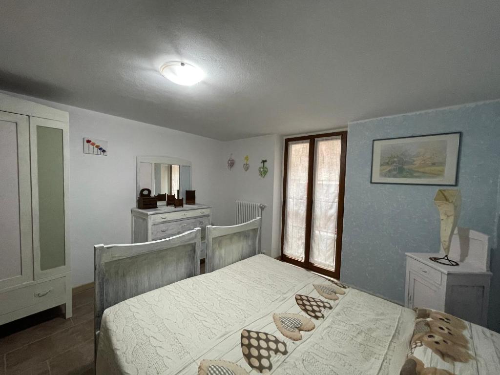 Łóżko lub łóżka w pokoju w obiekcie LA CASA DI PUCCI nel borgo affrescato di PARLASCO