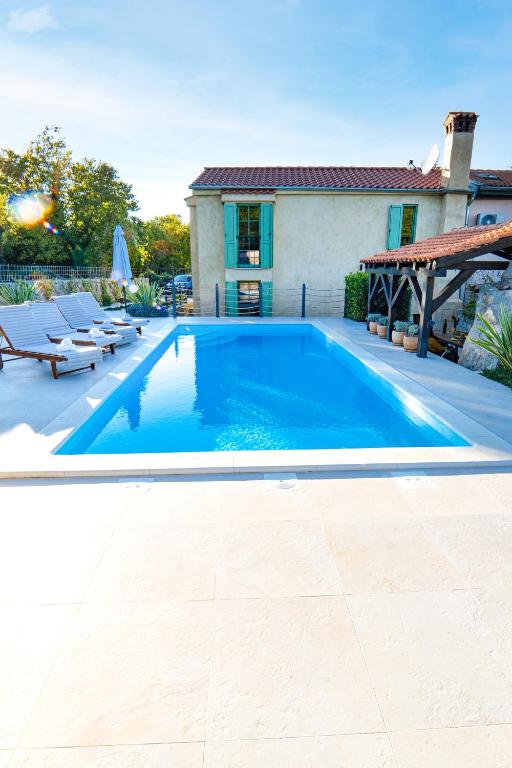 Bazén v ubytování Holiday Home Nika nebo v jeho okolí