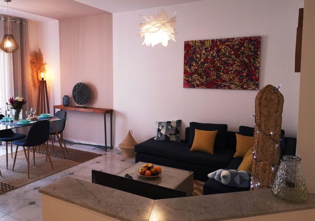 un soggiorno con divano e tavolo di LAU 08 Appart Agdal 80m2 a Rabat