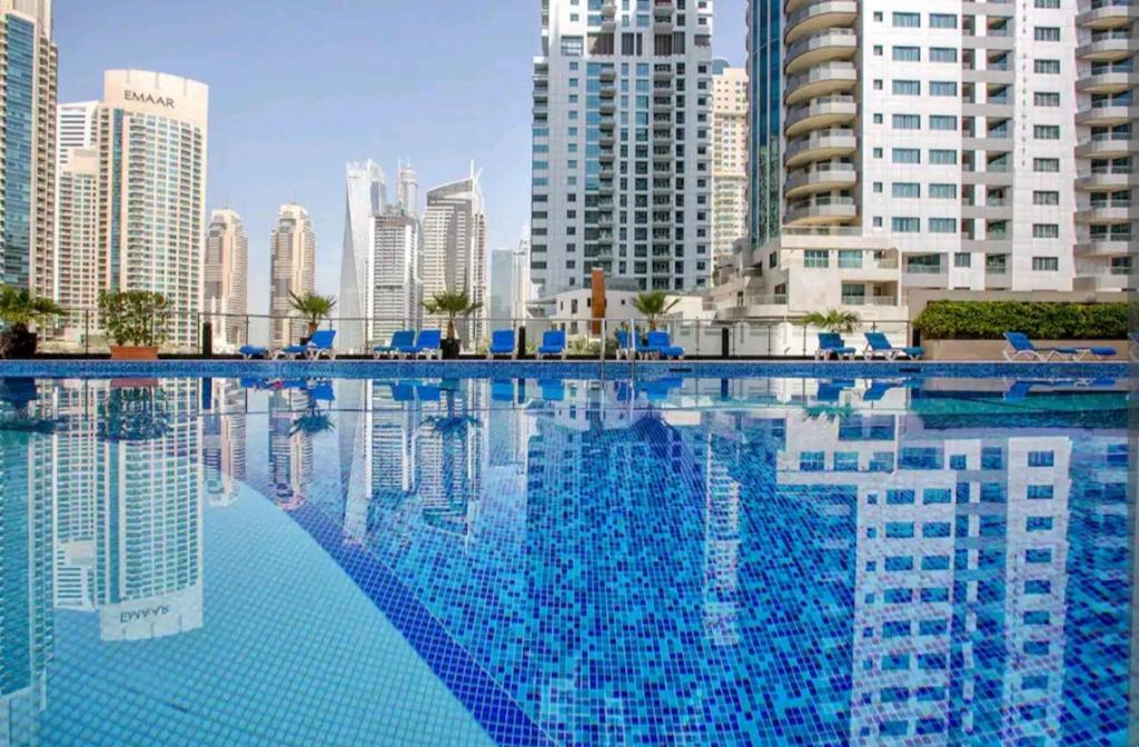 Bazén v ubytování LUX Spectacular Dubai Marina View Apartment nebo v jeho okolí