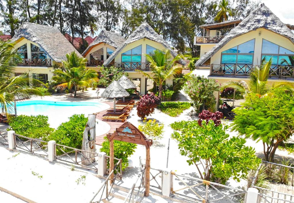 Bazén v ubytování Clove Island Villas & Spa nebo v jeho okolí