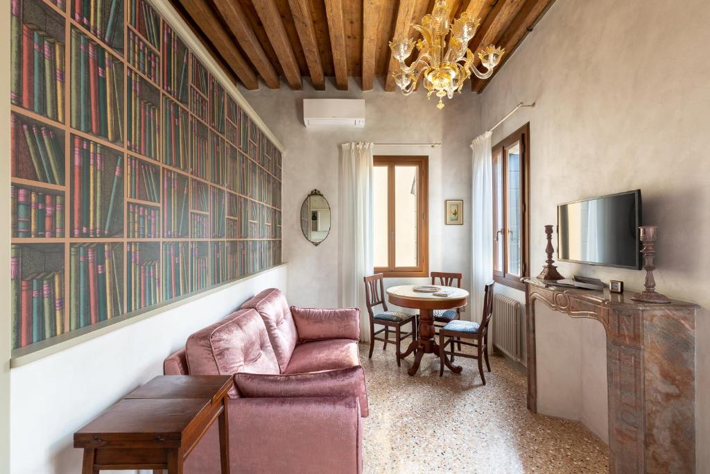 Ca' Cappello Venice Apartment 1 with Canal View, Venice – Updated 2023  Prices