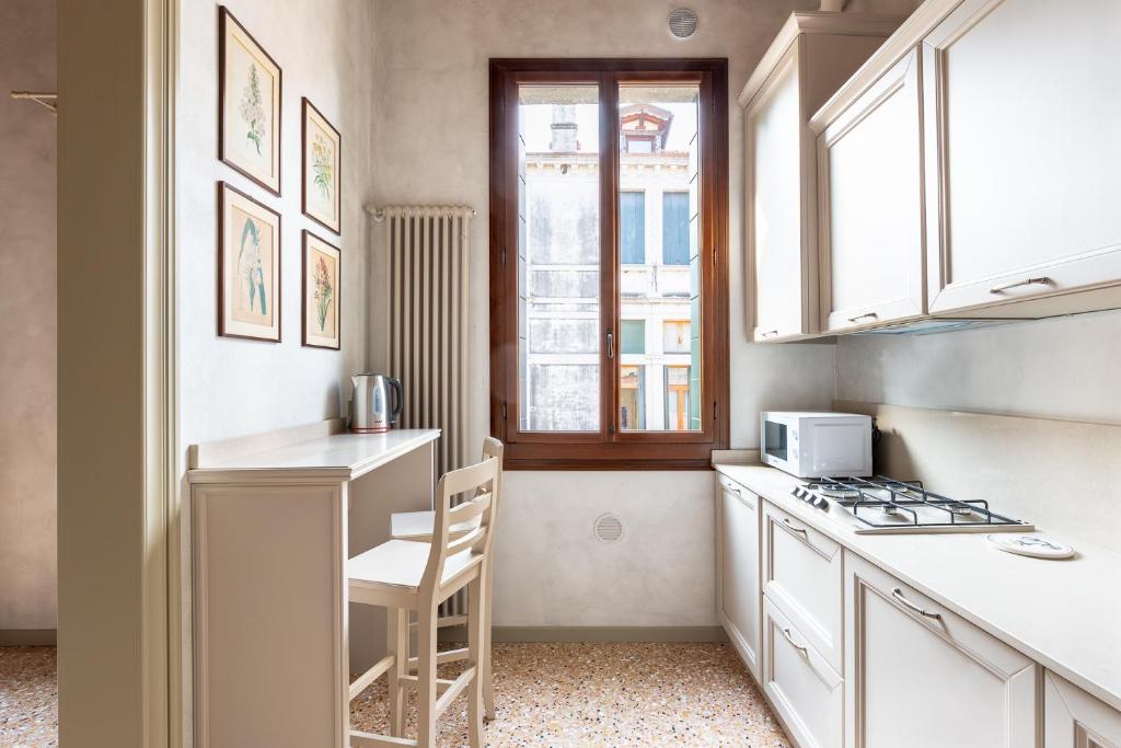 Ca' Cappello Venice Apartment 1 with Canal View, Venezia – Prezzi  aggiornati per il 2024
