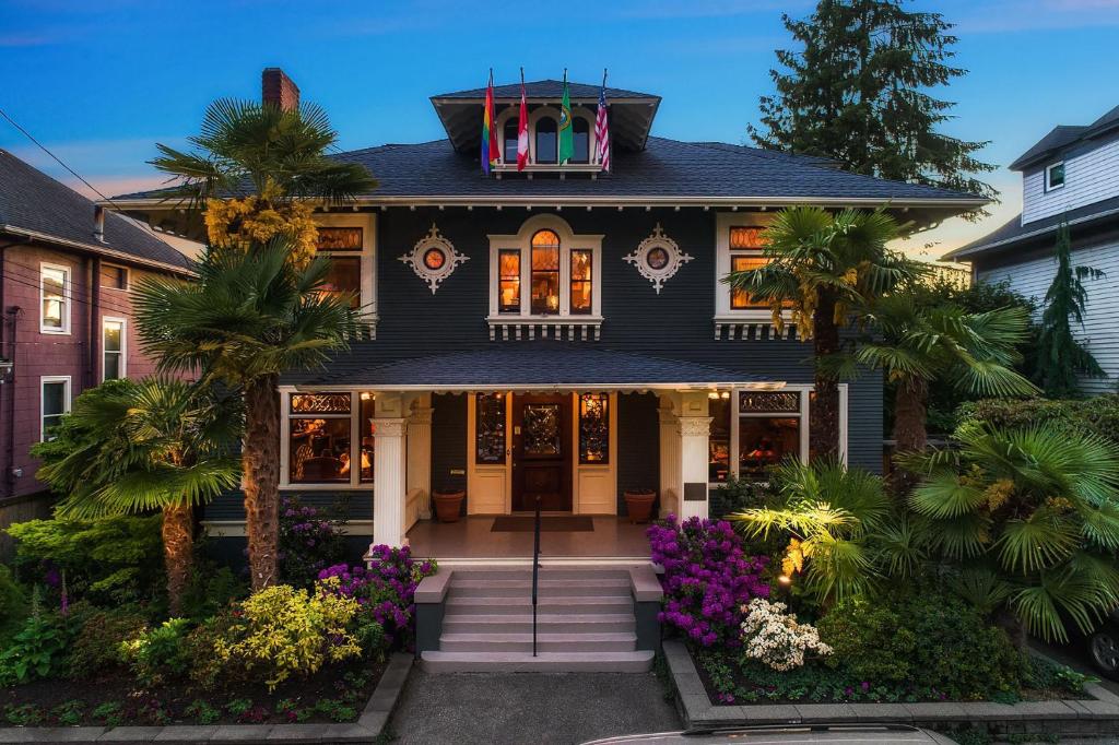 uma casa negra com uma bandeira em cima em Seattle Gaslight Inn em Seattle