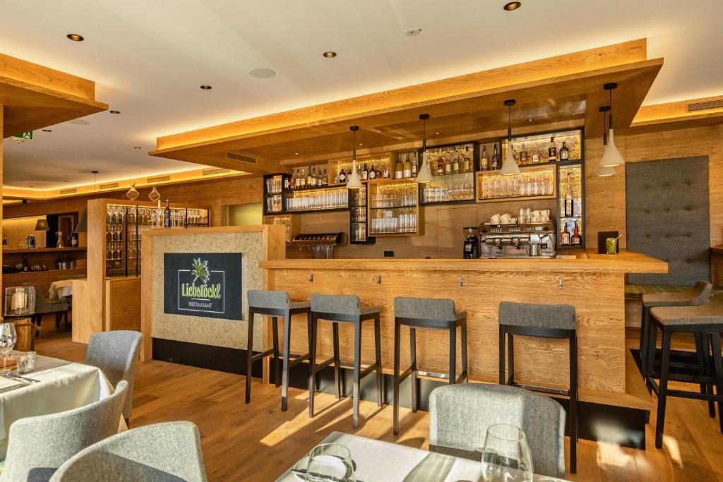 Lounge alebo bar v ubytovaní Kräuterhotel Hochzillertal