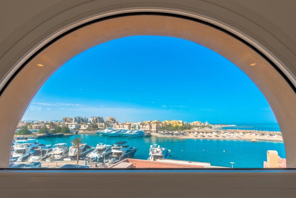 una ventana con vistas al puerto en Lovely Sea View 2BR in "Three Corners Ocean View" Marina Abu Tig, El Gouna, en Hurghada