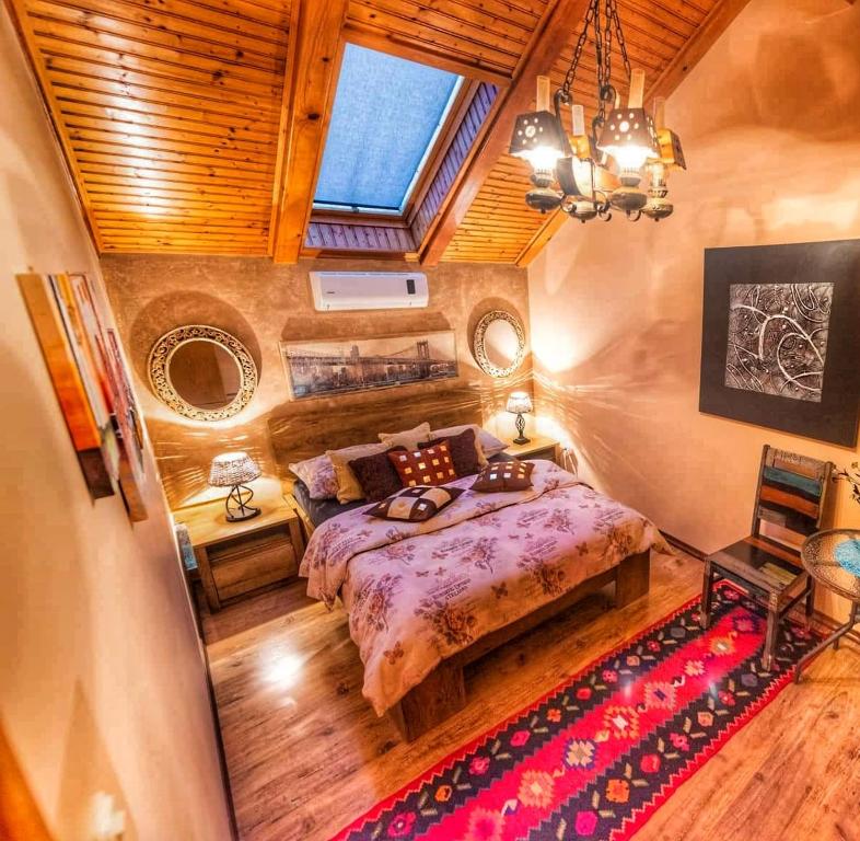 een slaapkamer met een bed en een groot raam bij Pansion Bubamara Mostar in Mostar