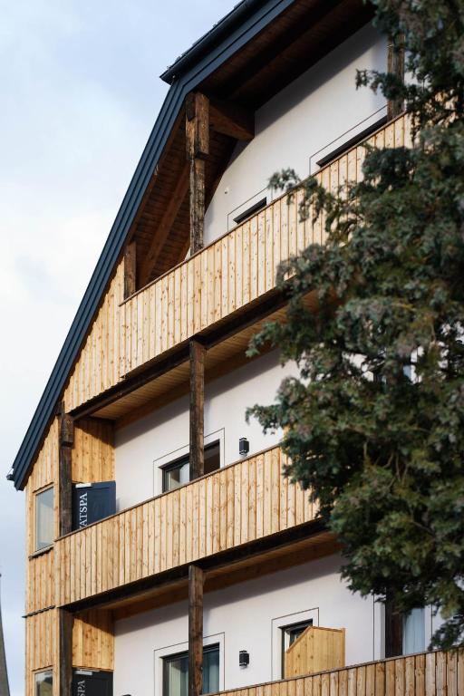 Budova, kde se aparthotel nachází