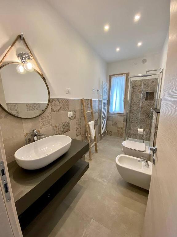 A bathroom at Floridida Rooms & Breakfast