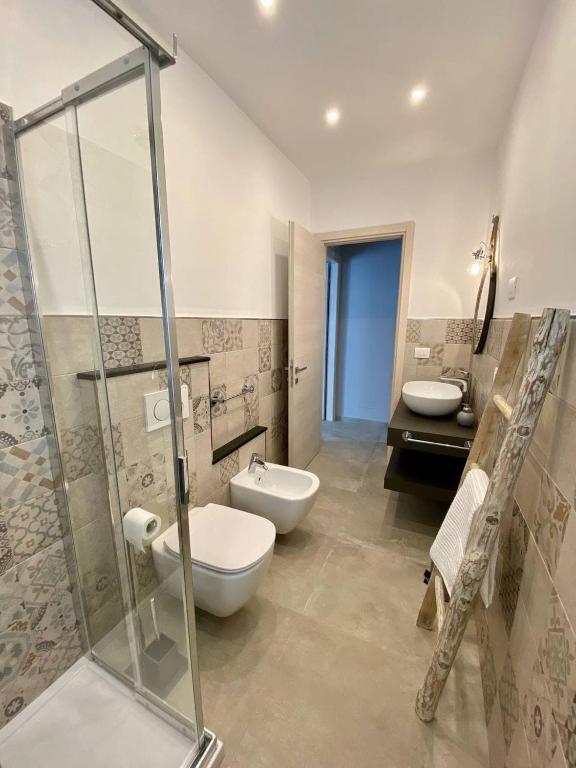 A bathroom at Floridida Rooms & Breakfast
