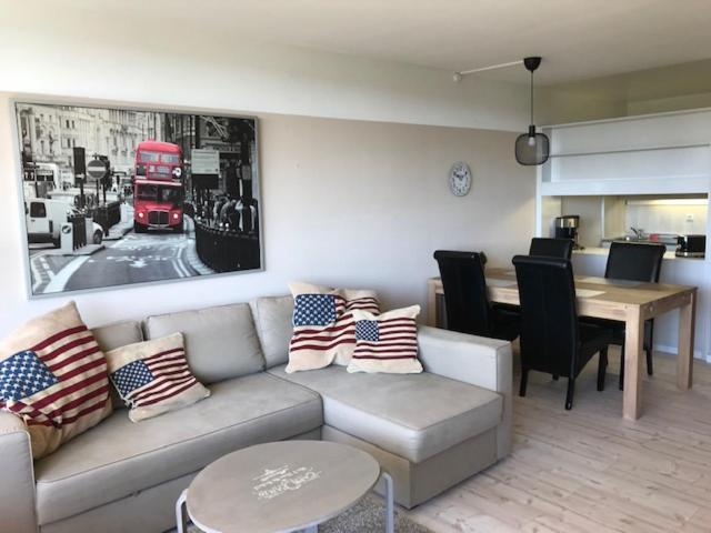ein Wohnzimmer mit einem Sofa und einem Tisch in der Unterkunft Panoramic Apartments Hohegeiß in Hohegeiß
