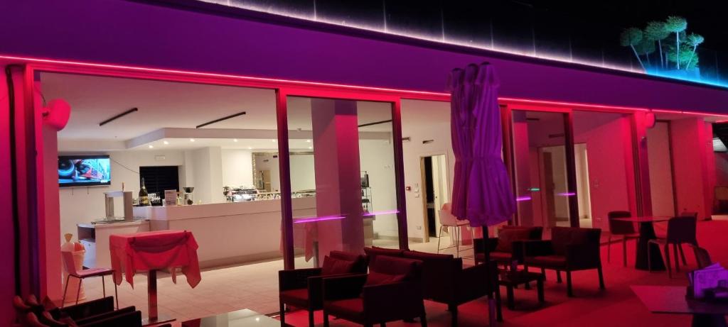 TV a/nebo společenská místnost v ubytování HOTEL VENICE BEACH HVB 34 Lifestyle 4 Superior