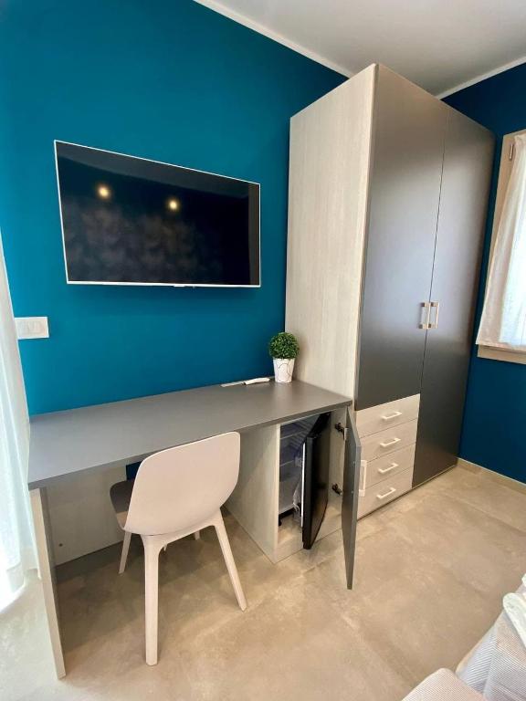 A television and/or entertainment centre at Floridida Rooms & Breakfast