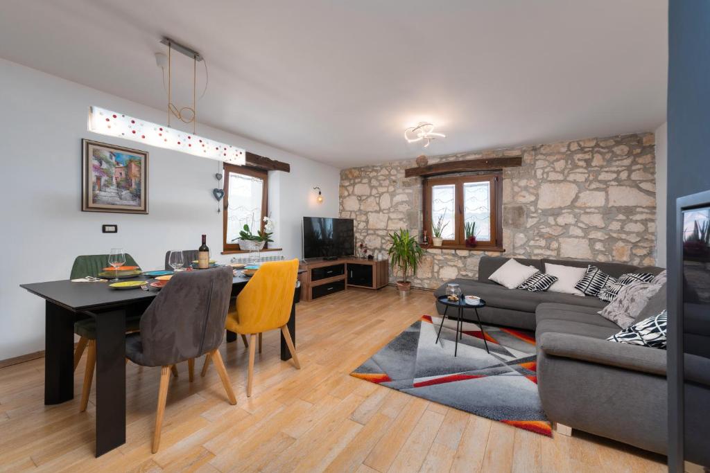 TV a/nebo společenská místnost v ubytování Luxury 3 Bedroom Apartment